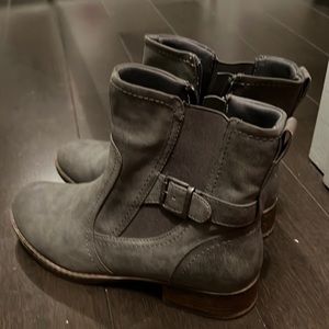 Gray bare traps bootie - never worn - size 9